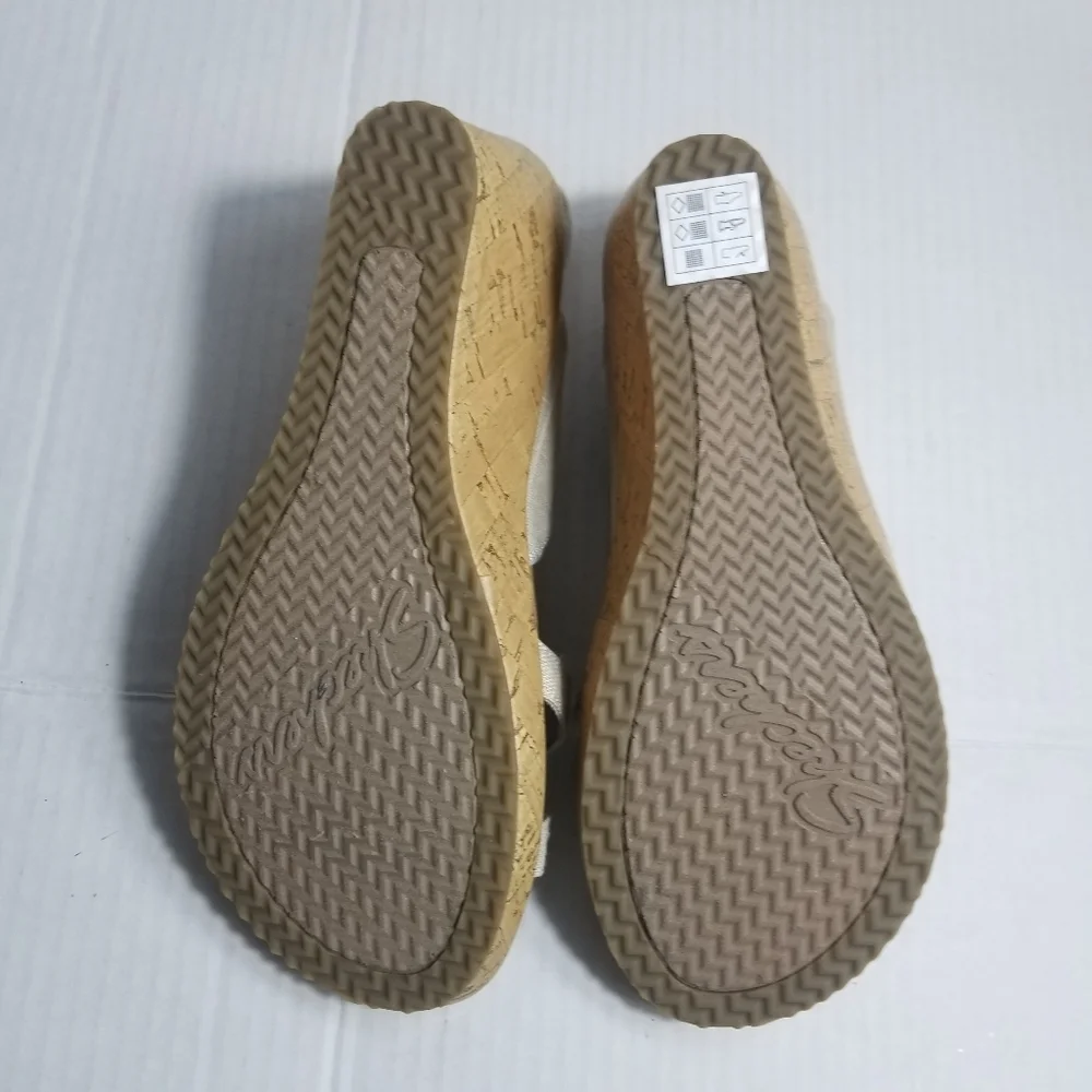CALI FROM SKECHERS LUXE FOAM LIGHT TAN WEDGE SIZE 8.5